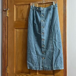 Brand new womens light blue denim maxi skirt with full front buttons. Size M